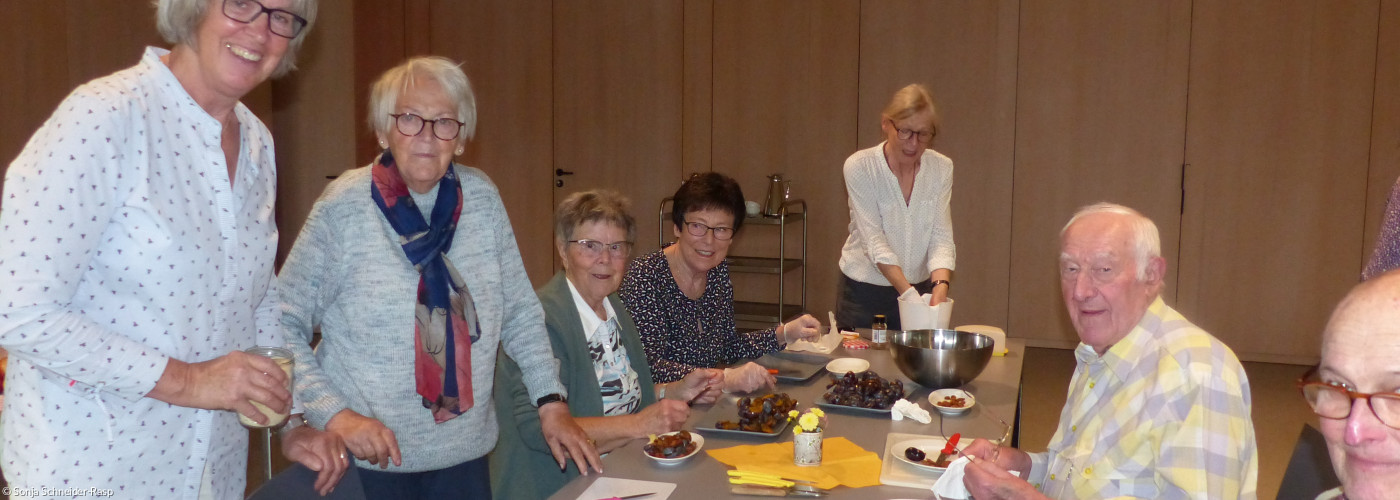 Ingrid Volkheimer (links) und Angelika Keil-Fuchs (5. von links), hier mit einer Gruppe beim Belegen des Teigs mit Zwetschgen, hatten viel Spaß beim gemeinsamen Backen im Seniorenkreis