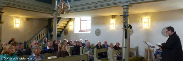 Die Andacht in der evangelischen St. Nicolai-Kirche in Neuses am Berg gestaltete Dekan Uwe Rasp (rechts) gemeinsam mit dem örtlichen Organisten Heinrich Stier.