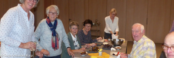 ngrid Volkheimer (links) und Angelika Keil-Fuchs (5. von links), hier mit einer Gruppe beim Belegen des Teigs mit Zwetschgen, hatten viel Spaß beim gemeinsamen Backen im Seniorenkreis