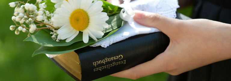 Konfirmandin mit Gesangbuch
