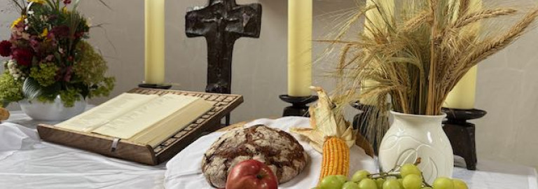 Altar für Erntedank geschmückt