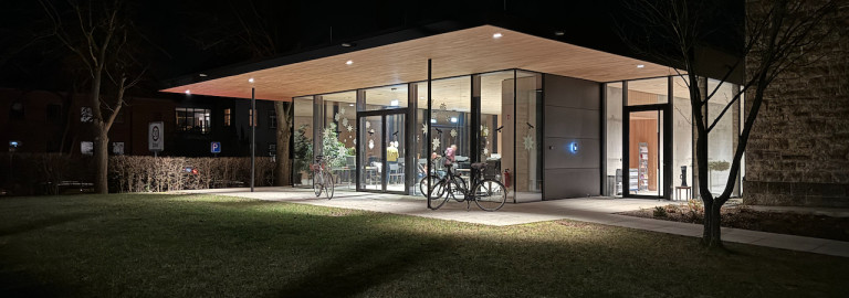 Gemeindehaus bei Dunkelheit