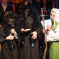 Raben versorgen Elias mit Nahrung