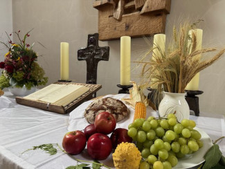 Altar für Erntedank geschmückt