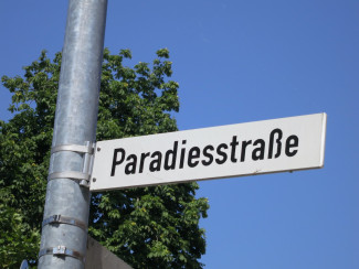 Straßenschild "Paradiesstraße"