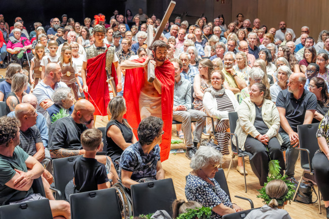 Jesus schleppt das Kreuz