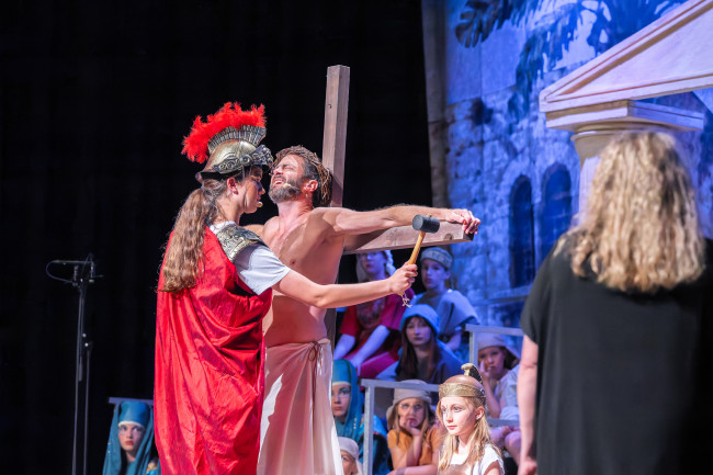 Jesus wird an das Kreuz geschlagen