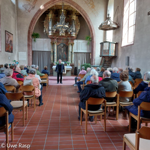 Pfarrer Peter Stier (Mitte) hielt eine Andacht und erzählte aus der Geschichte der Kirchenburg und der Stadt Marktsteft