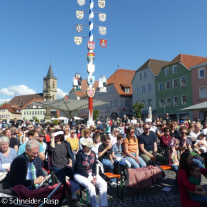 Gut gefüllt war der Marktplatz zum Familiengottesdienst.