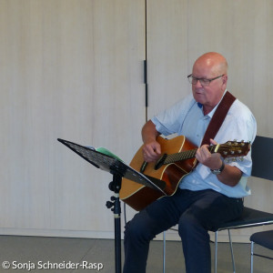Michael Weiß begleitete Volkslieder mit der Gitarre